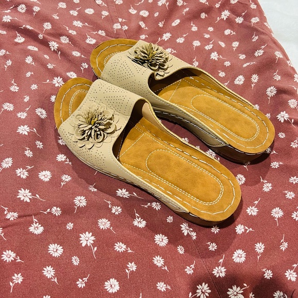 Novara Shoes - Size 9 Novera Orthopedic
Wedge Sandals